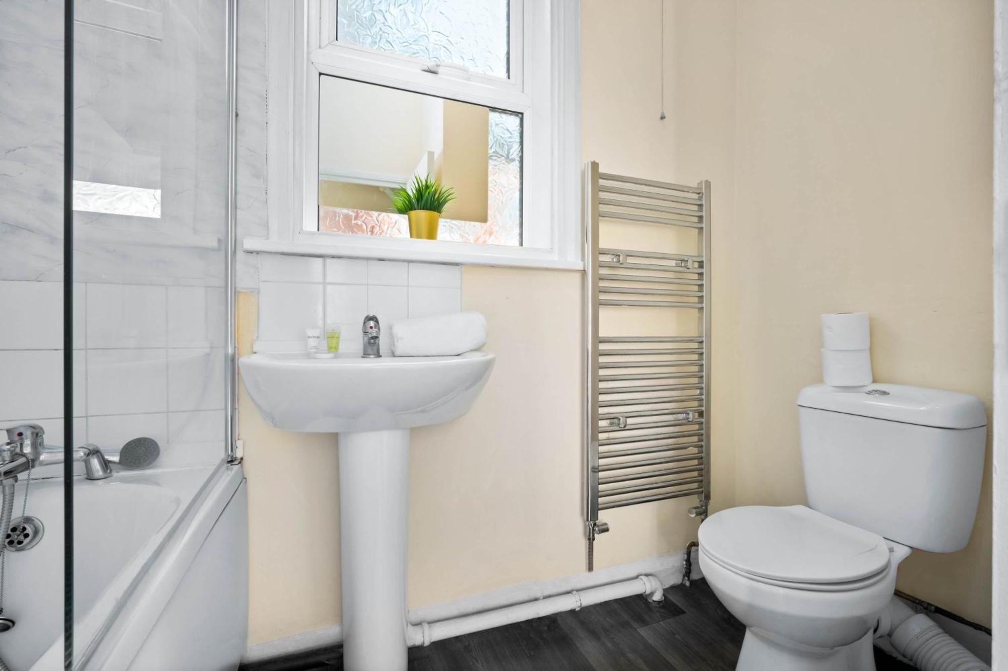 Two Bedroom Apartment - Single Beds - Accommodates 3 - Street Parking - Top Rated -Wbb 西布罗姆维奇 外观 照片