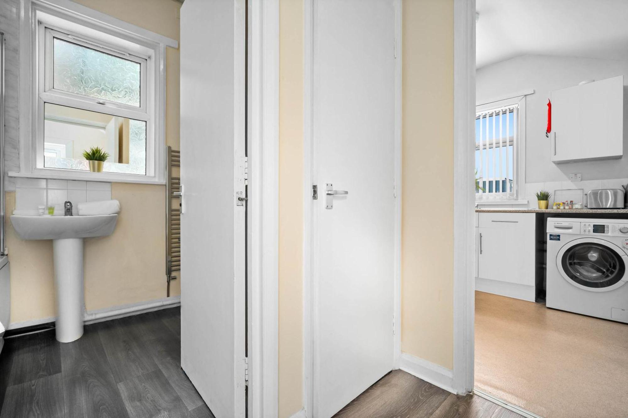 Two Bedroom Apartment - Single Beds - Accommodates 3 - Street Parking - Top Rated -Wbb 西布罗姆维奇 外观 照片