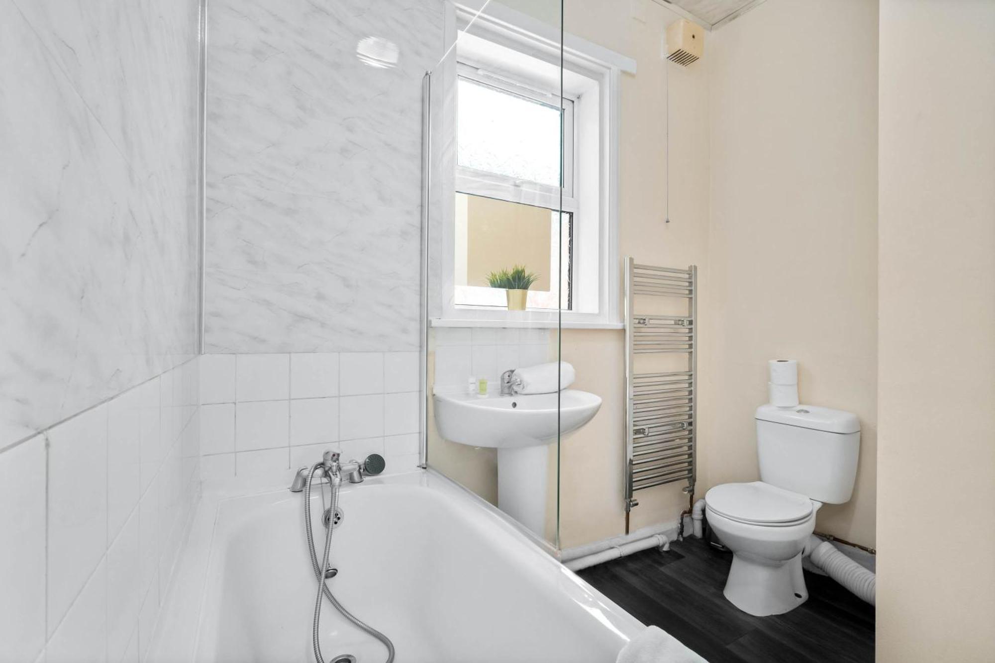 Two Bedroom Apartment - Single Beds - Accommodates 3 - Street Parking - Top Rated -Wbb 西布罗姆维奇 外观 照片